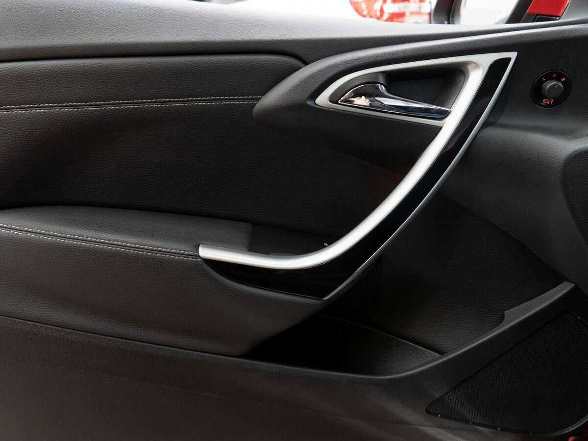 Opel Astra с пробегом — 2012 год. Фото: #13