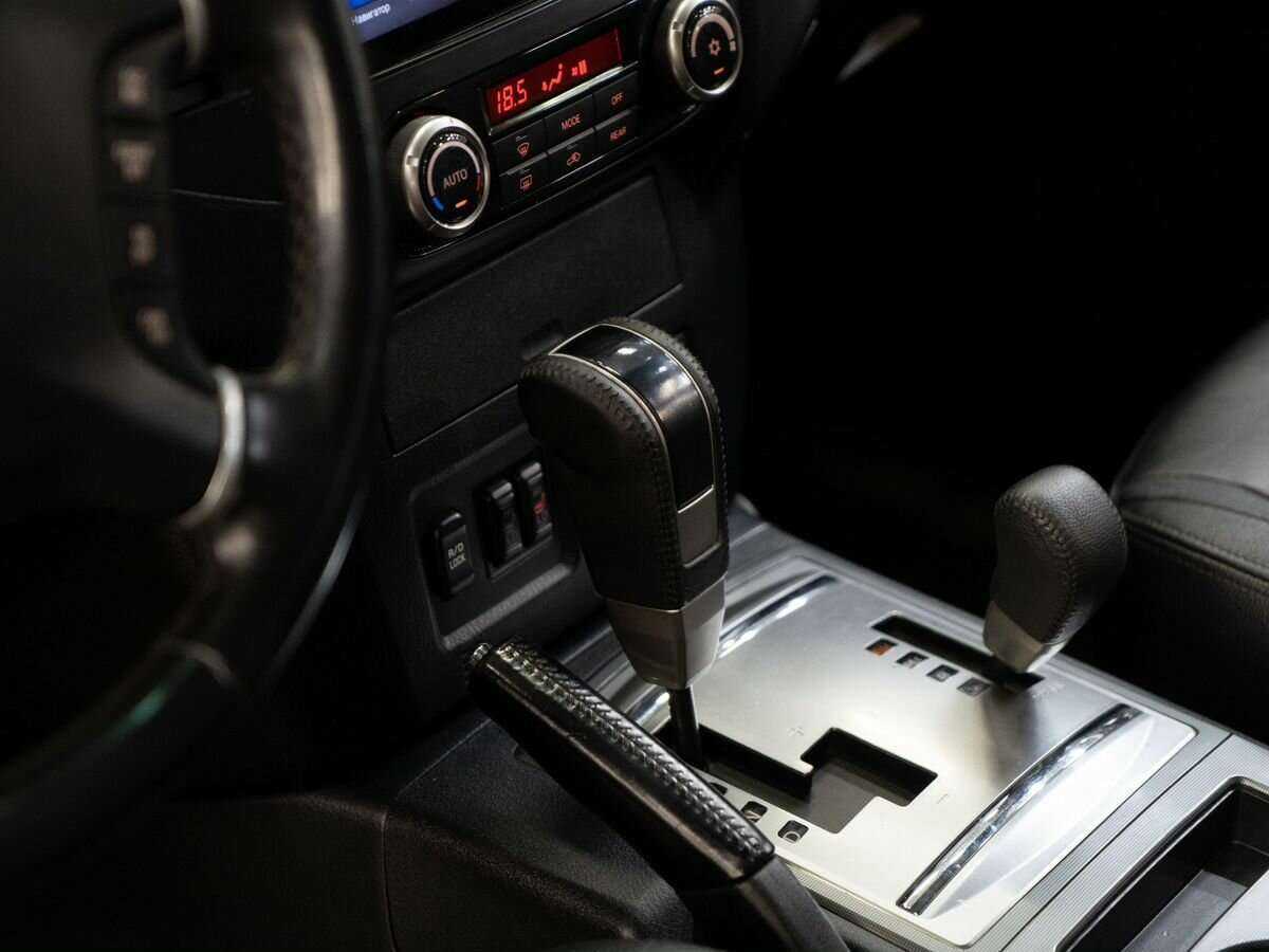 Mitsubishi Pajero с пробегом — 2012 год. Фото: #11