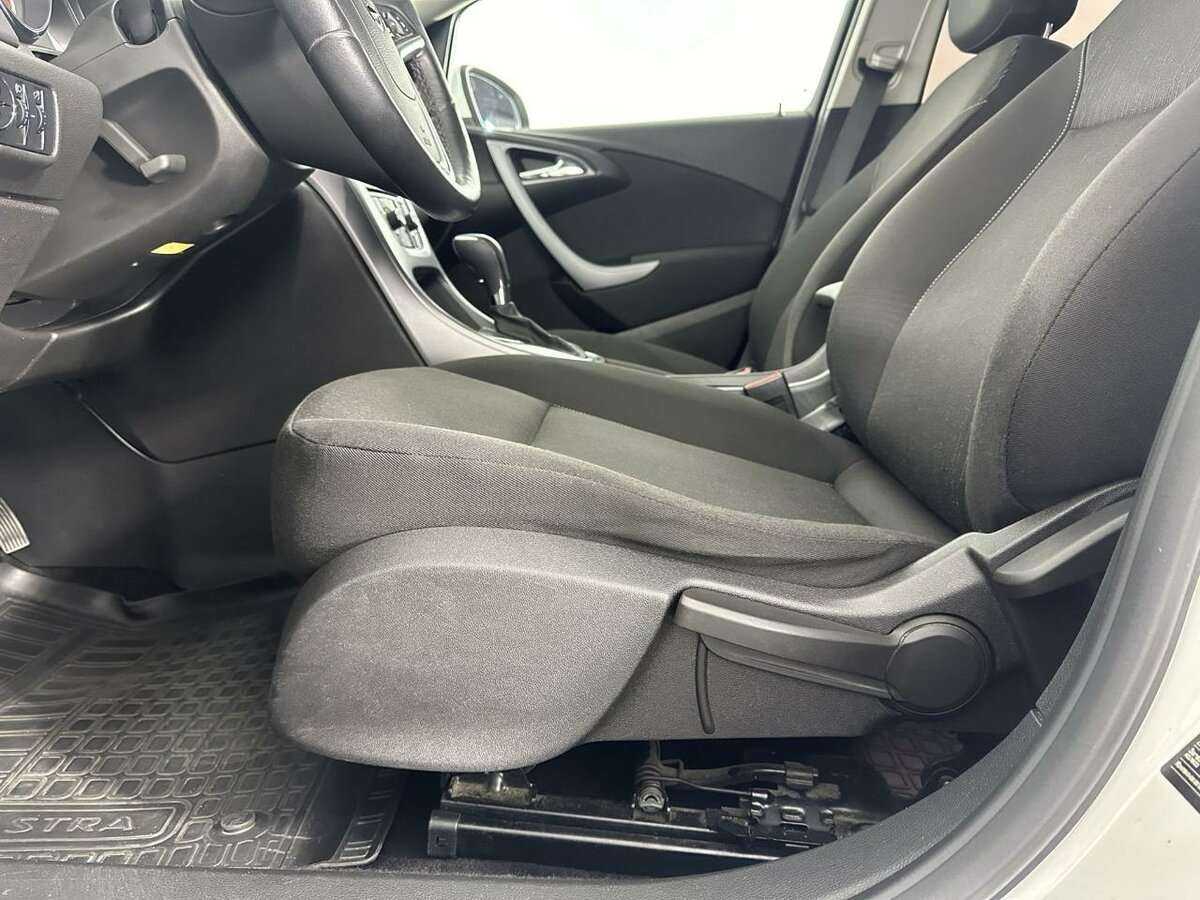 Opel Astra с пробегом — 2013 год. Фото: #6