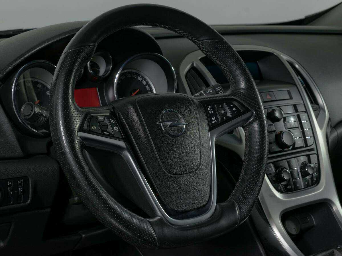 Opel Astra с пробегом — 2012 год. Фото: #13