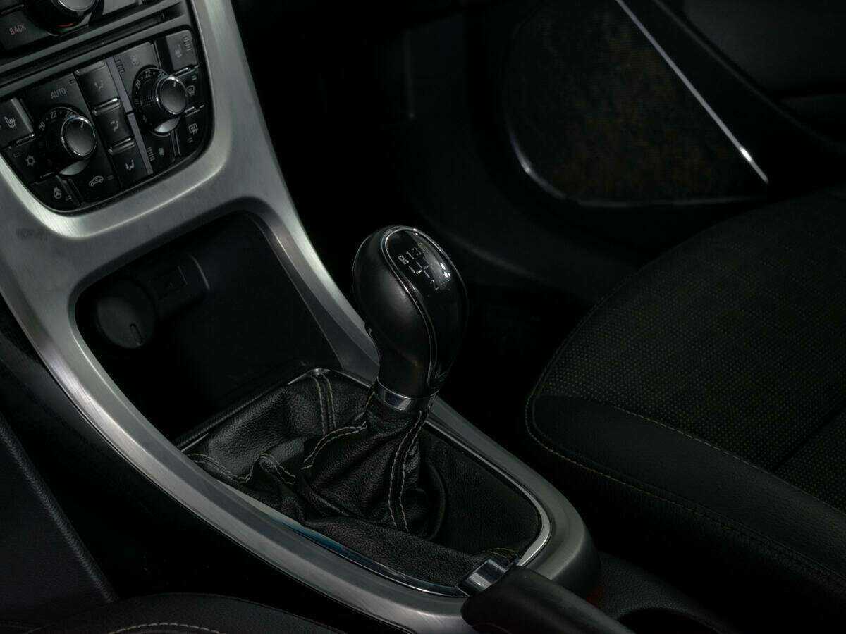 Opel Astra с пробегом — 2012 год. Фото: #14