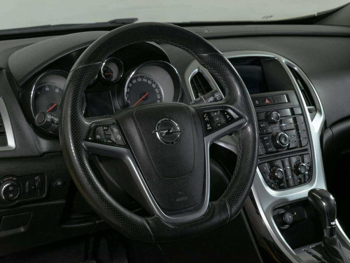 Opel Astra с пробегом — 2013 год. Фото: #13