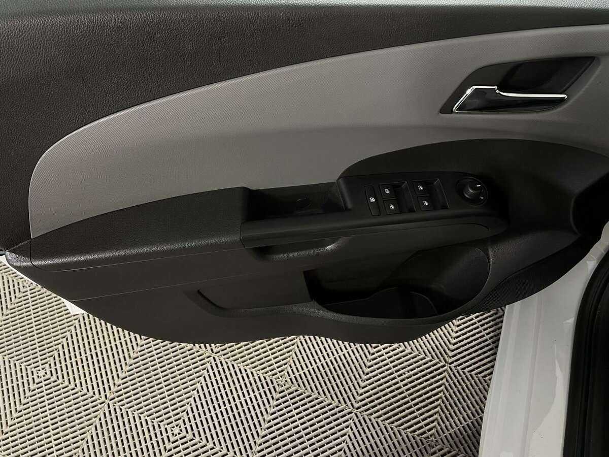 Chevrolet Aveo с пробегом — 2015 год. Фото: #5