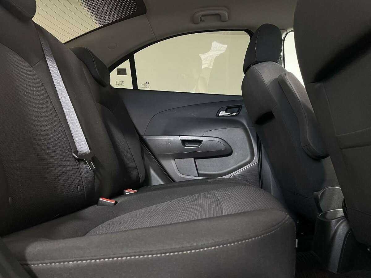 Chevrolet Aveo с пробегом — 2015 год. Фото: #13