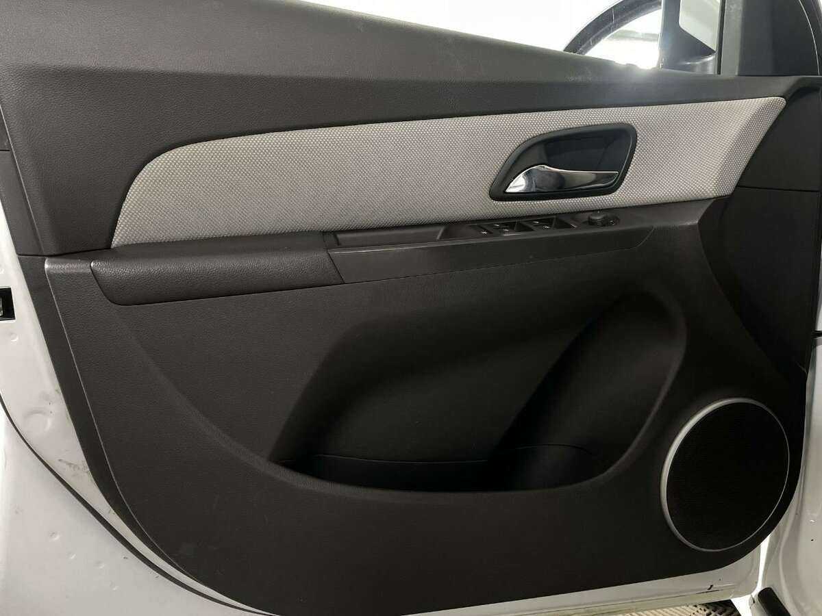 Chevrolet Cruze с пробегом — 2012 год. Фото: #6