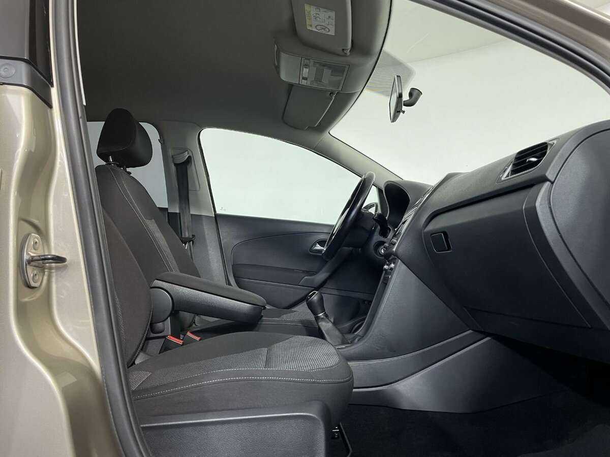 Volkswagen Polo с пробегом — 2015 год. Фото: #12