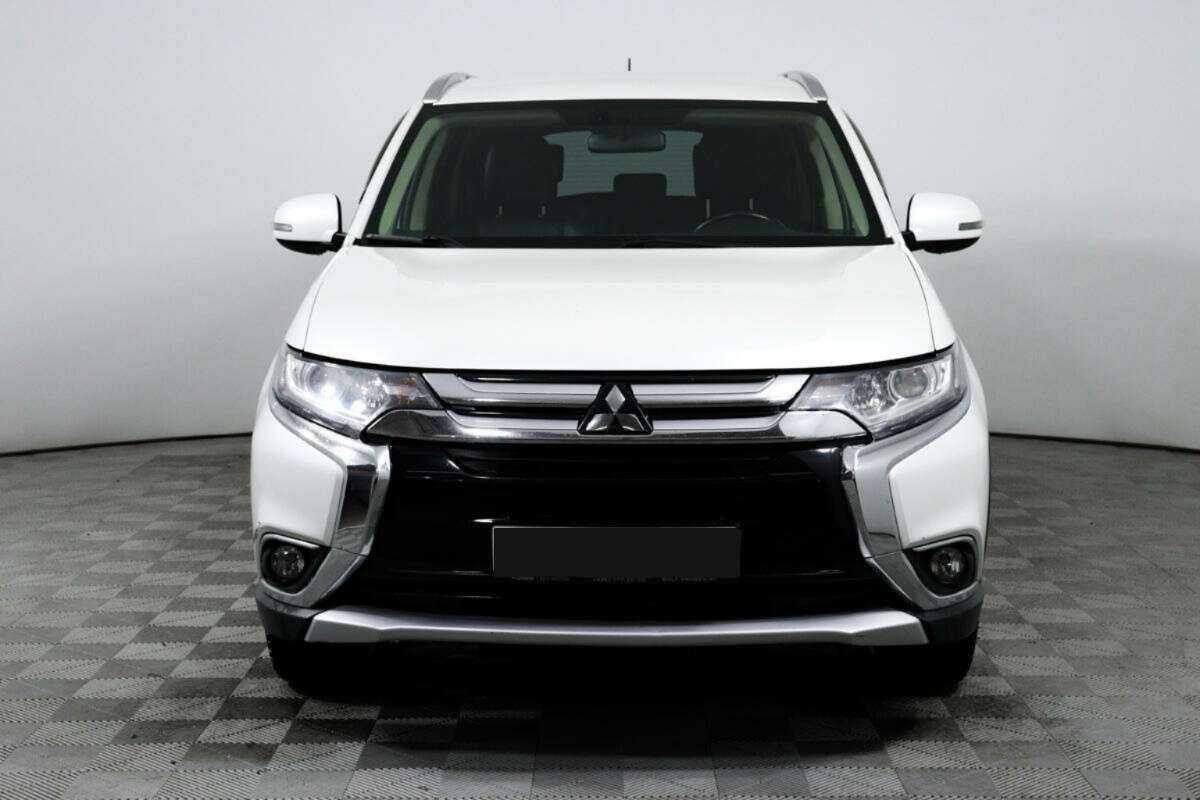 Mitsubishi Outlander с пробегом — 2015 год. Фото: #1