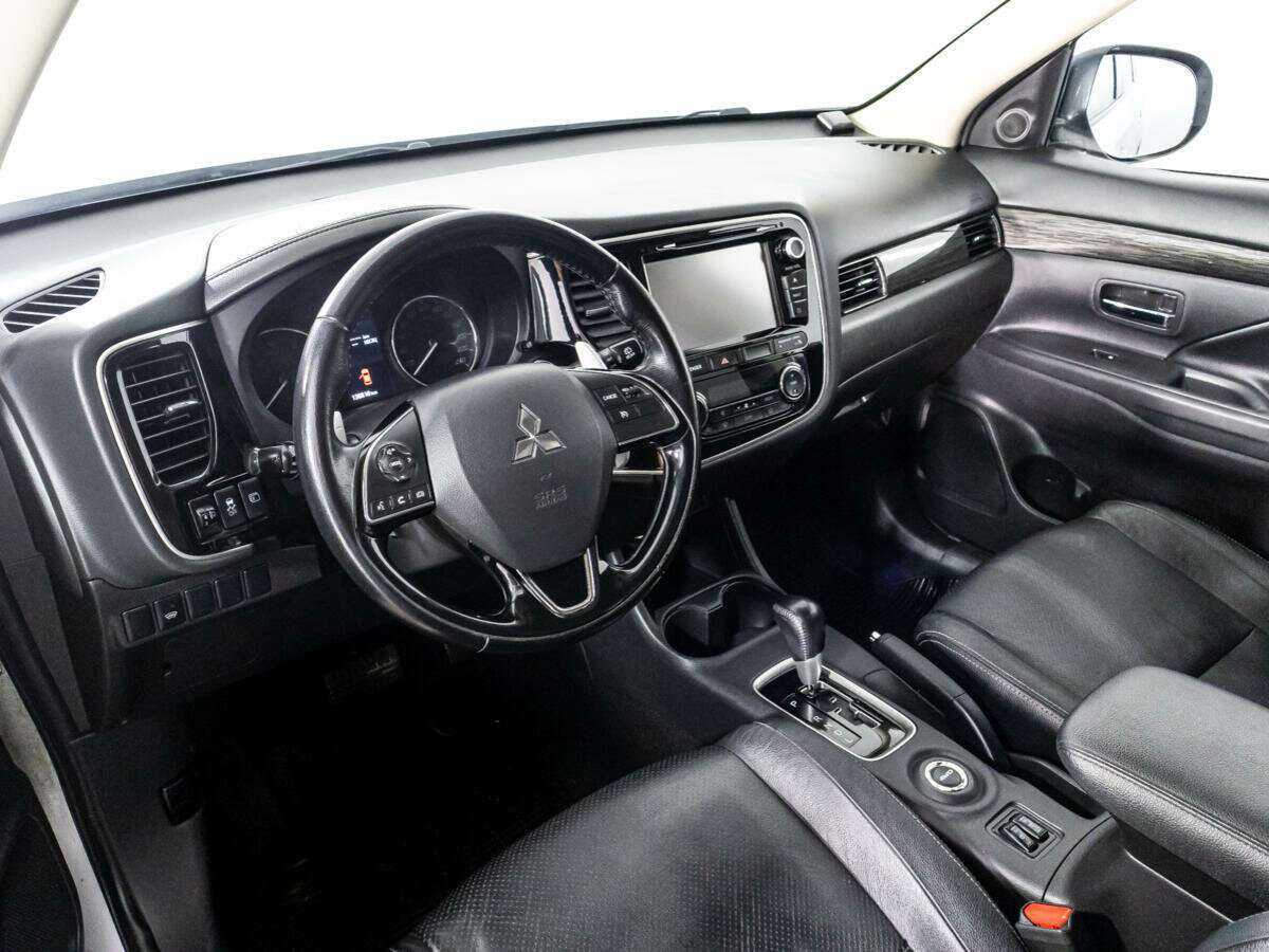 Mitsubishi Outlander с пробегом — 2015 год. Фото: #10
