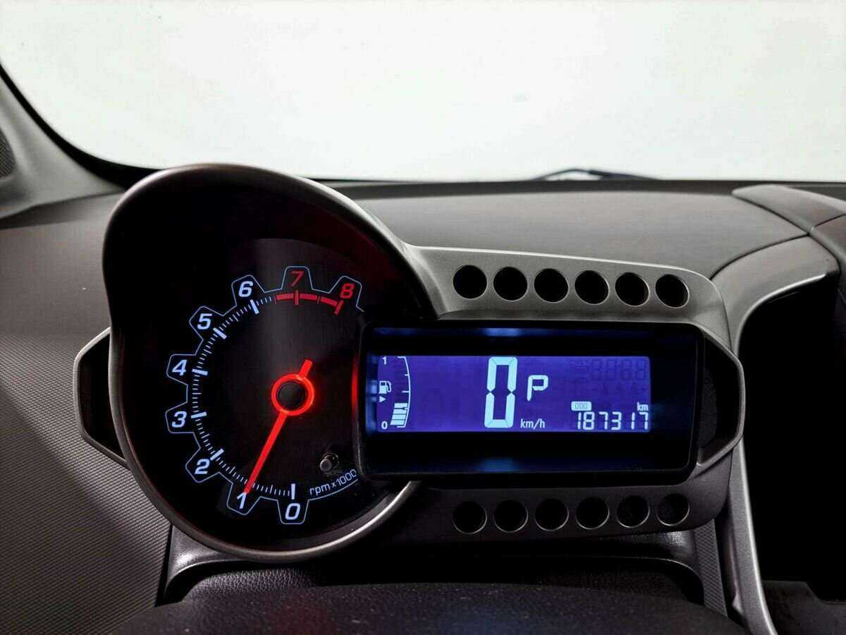 Chevrolet Aveo с пробегом — 2013 год. Фото: #10