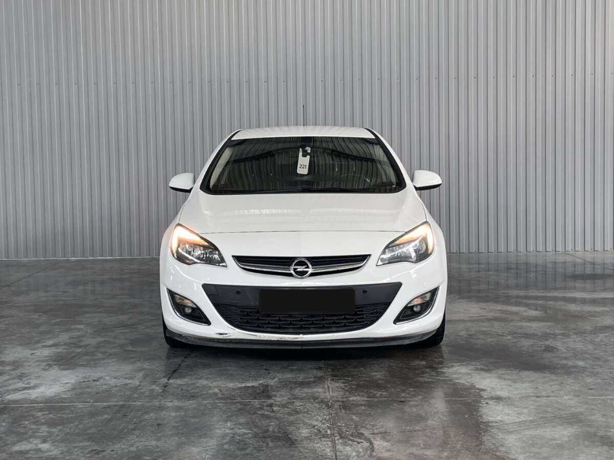 Opel Astra с пробегом — 2013 год. Фото: #1