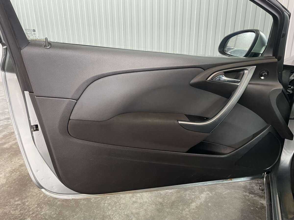 Opel Astra с пробегом — 2012 год. Фото: #17