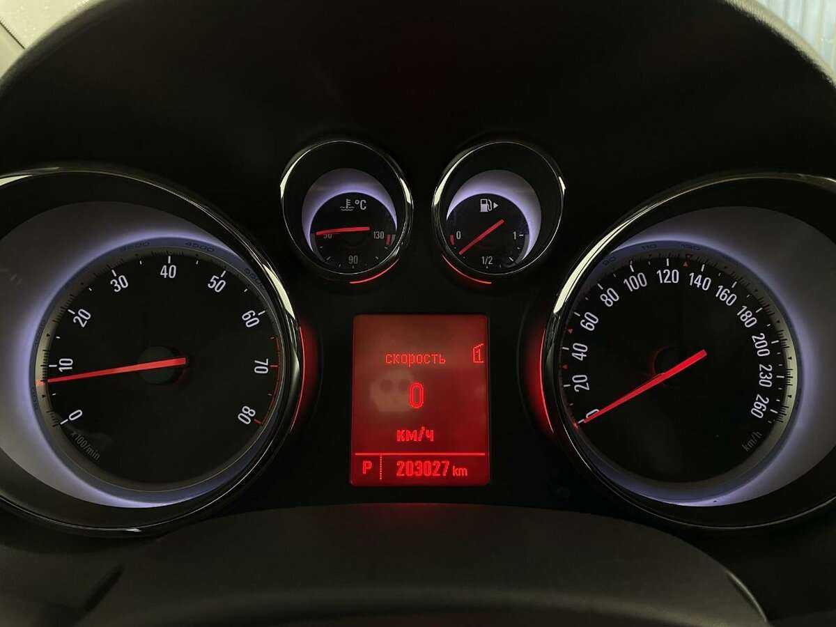 Opel Astra с пробегом — 2012 год. Фото: #10