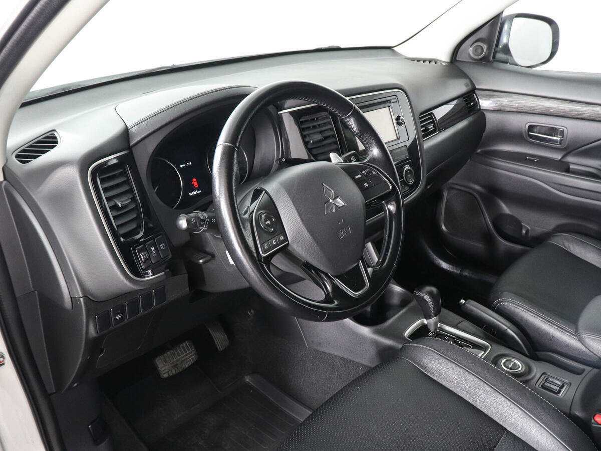 Mitsubishi Outlander с пробегом — 2015 год. Фото: #8