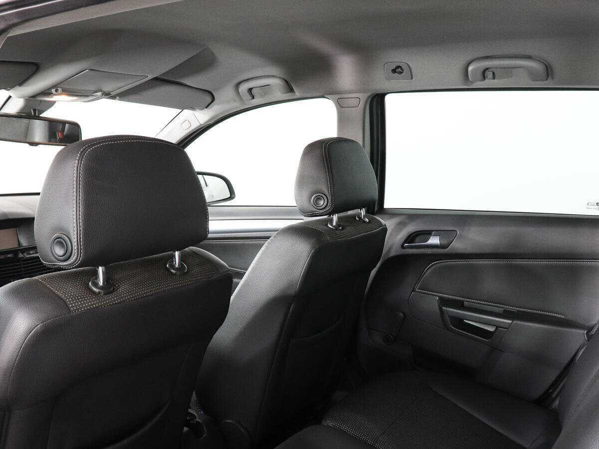 Opel Astra с пробегом — 2012 год. Фото: #7