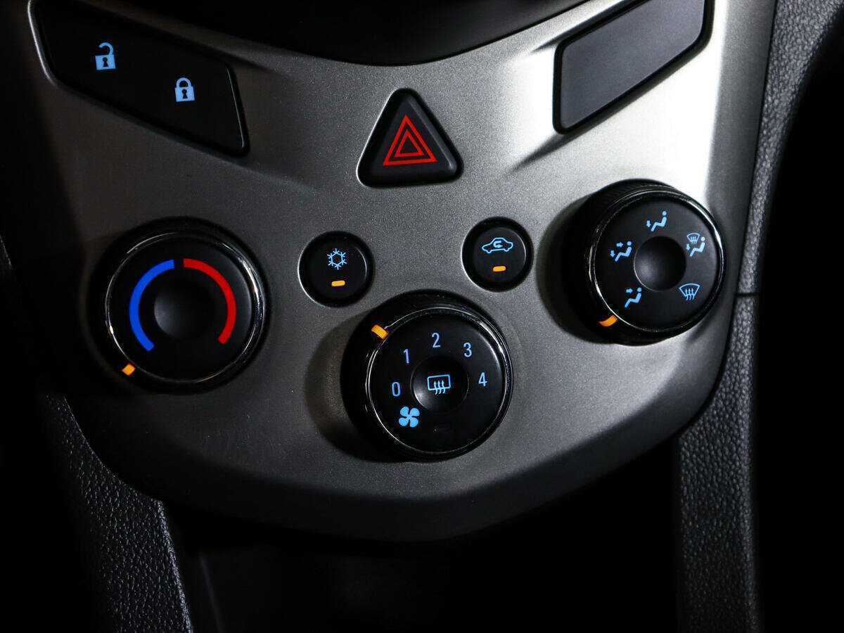 Chevrolet Aveo с пробегом — 2012 год. Фото: #13