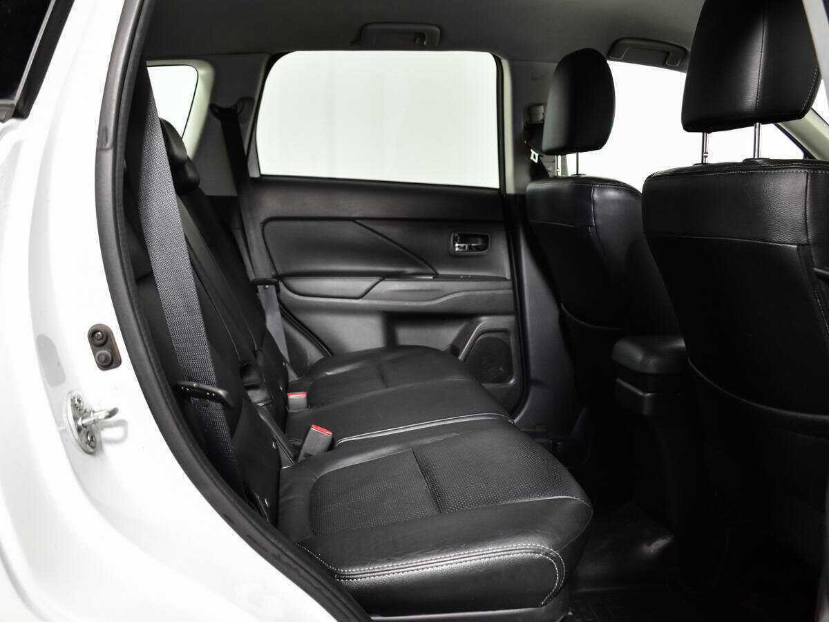 Mitsubishi Outlander с пробегом — 2015 год. Фото: #9