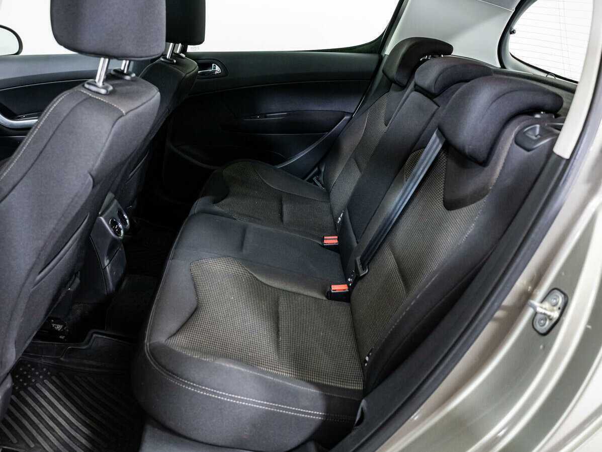 Peugeot 308 с пробегом — 2013 год. Фото: #9