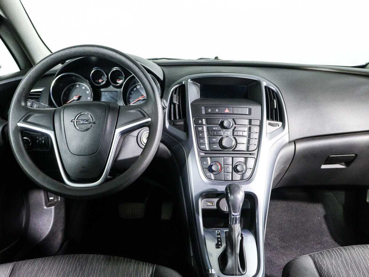 Opel Astra с пробегом — 2012 год. Фото: #11