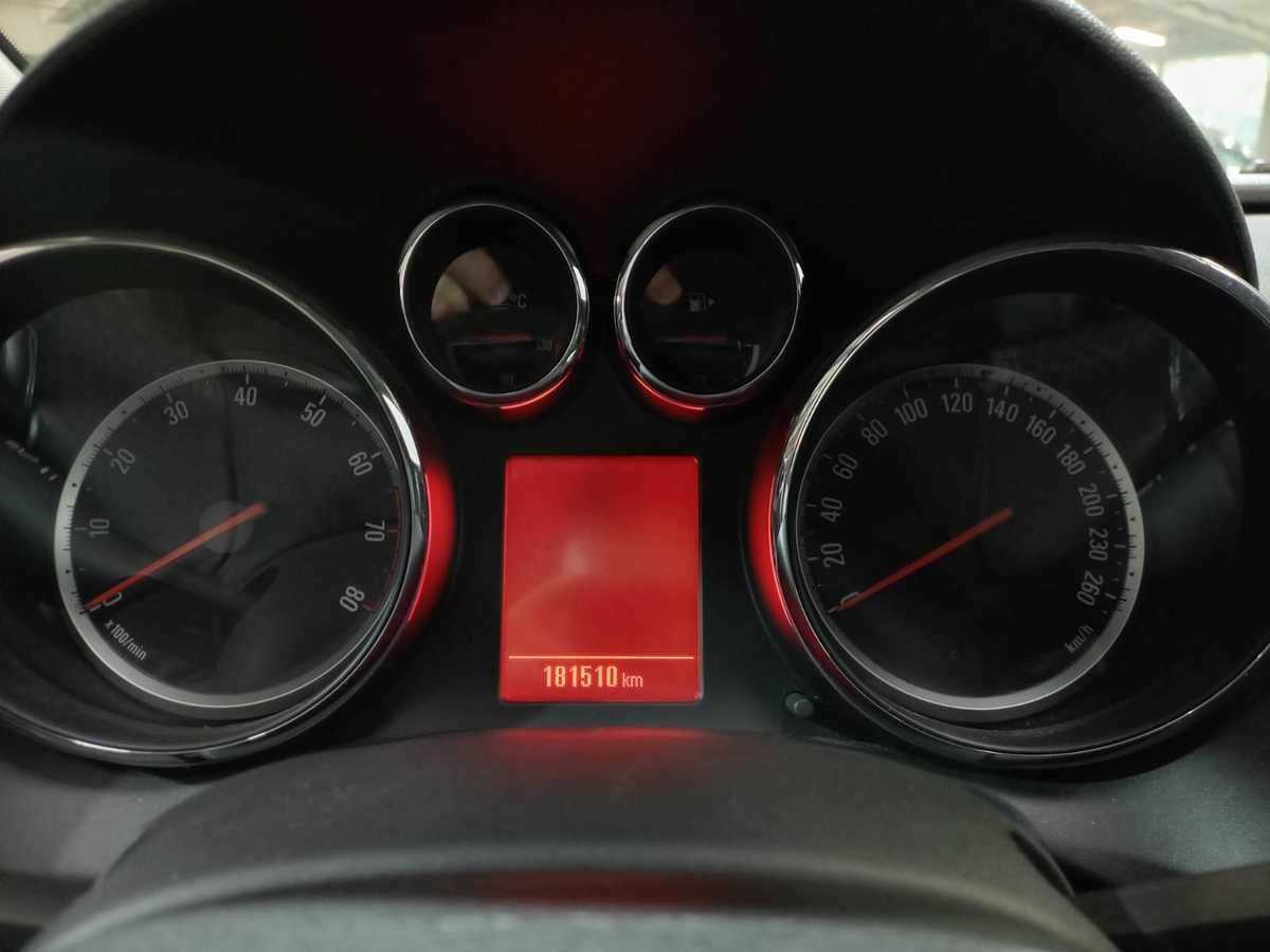 Opel Astra с пробегом — 2012 год. Фото: #12