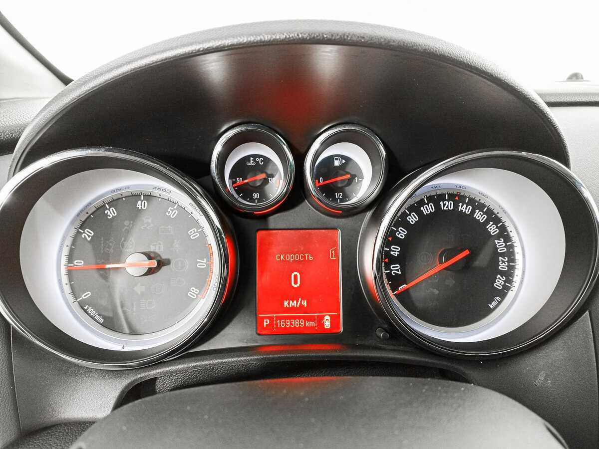 Opel Astra с пробегом — 2013 год. Фото: #10