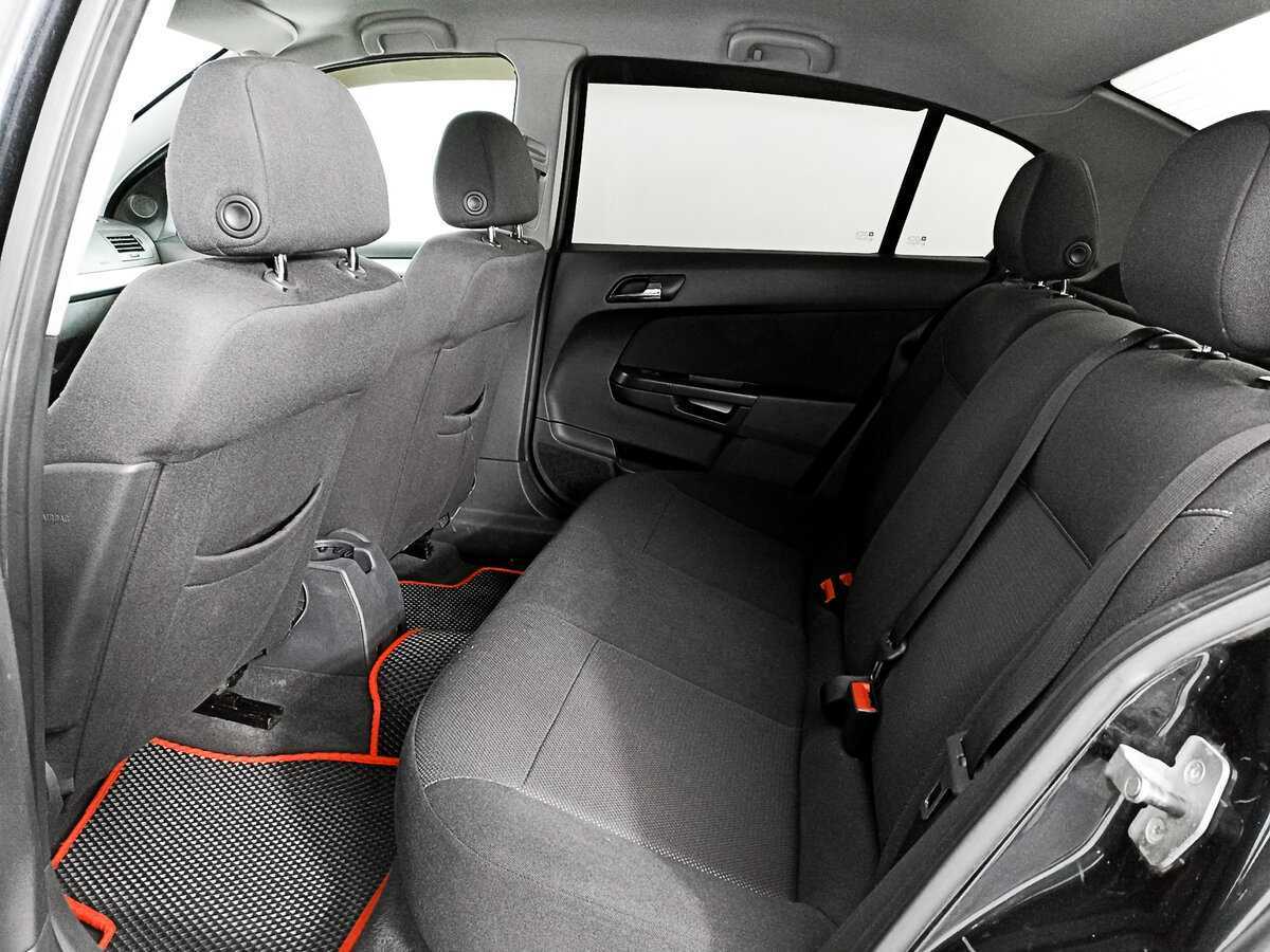 Opel Astra с пробегом — 2012 год. Фото: #9