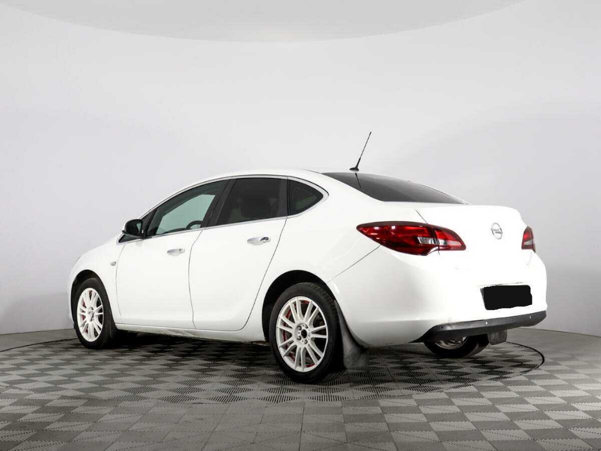 Opel Astra с пробегом — 2013 год. Фото: #6