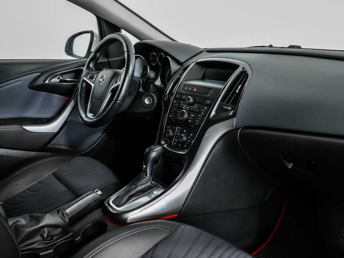 Opel Astra с пробегом — 2013 год. Фото: #10