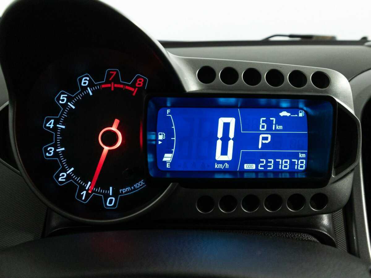 Chevrolet Aveo с пробегом — 2015 год. Фото: #11