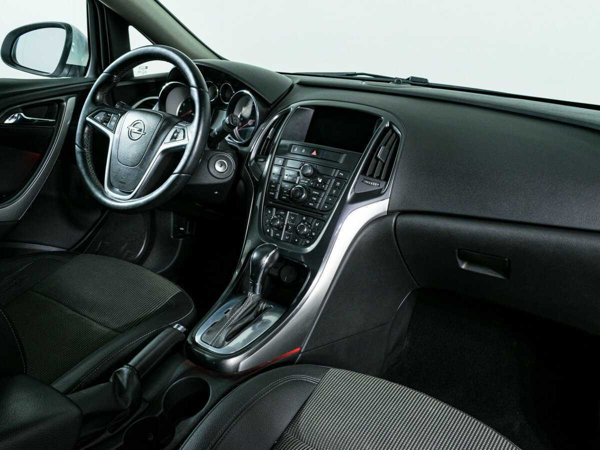 Opel Astra с пробегом — 2012 год. Фото: #7