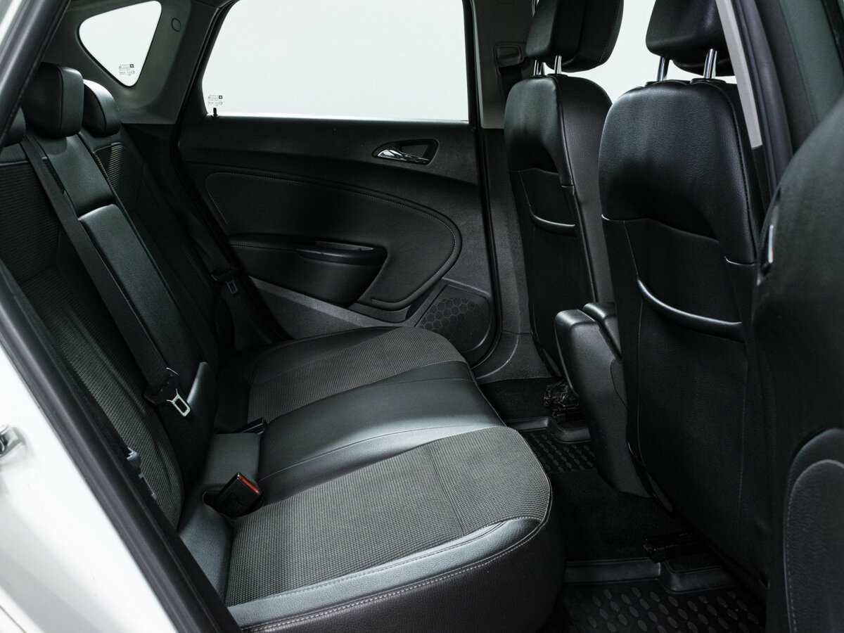 Opel Astra с пробегом — 2012 год. Фото: #9