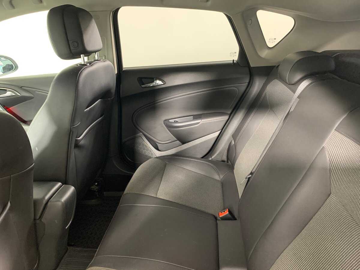 Opel Astra с пробегом — 2012 год. Фото: #18