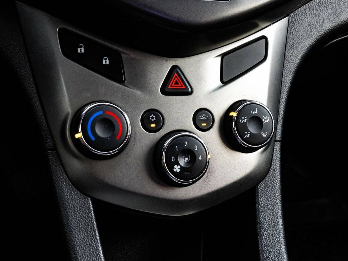 Chevrolet Aveo с пробегом — 2015 год. Фото: #10