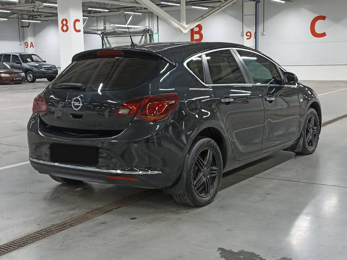 Opel Astra с пробегом — 2012 год. Фото: #4