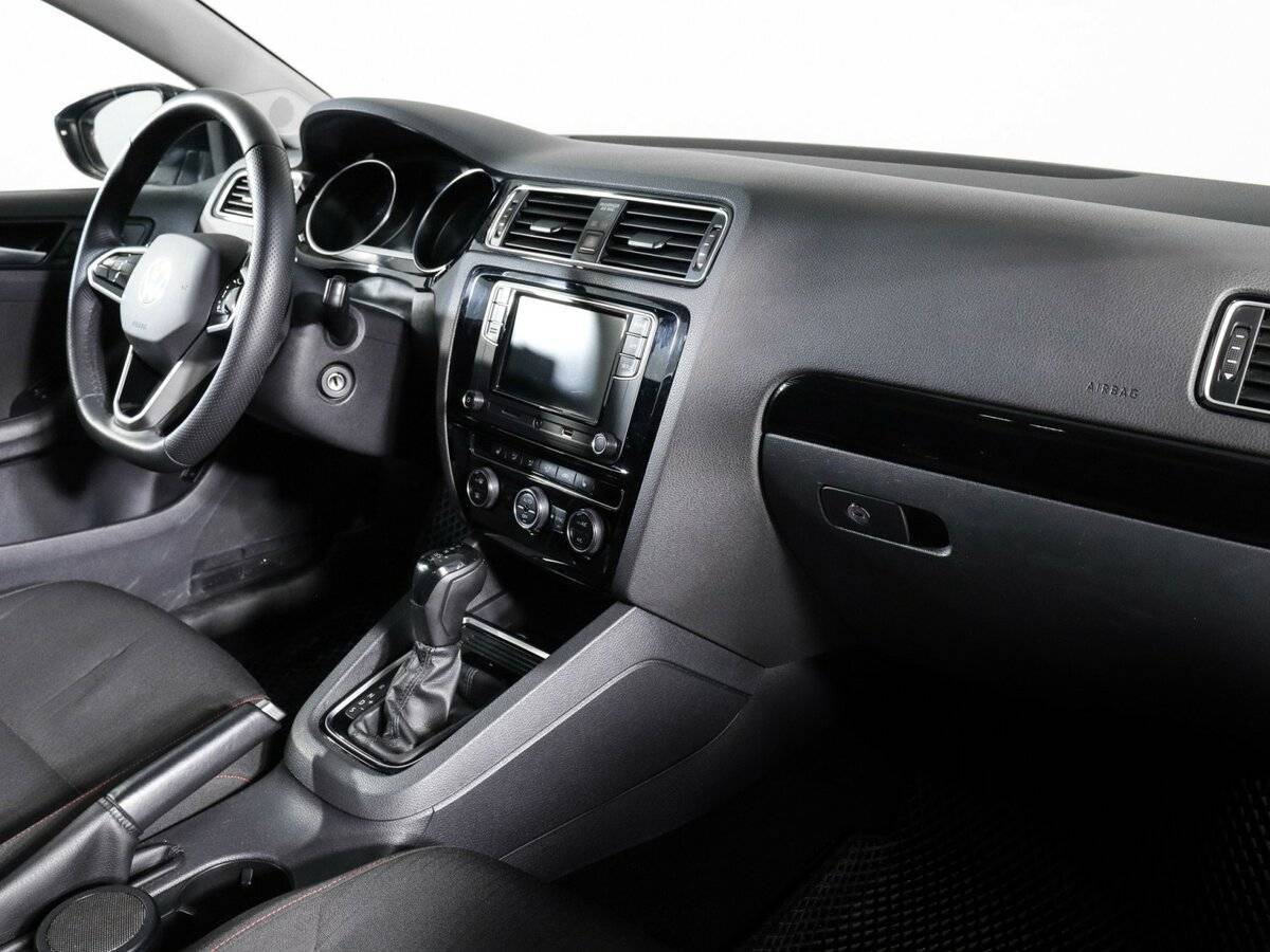 Volkswagen Jetta с пробегом — 2018 год. Фото: #8