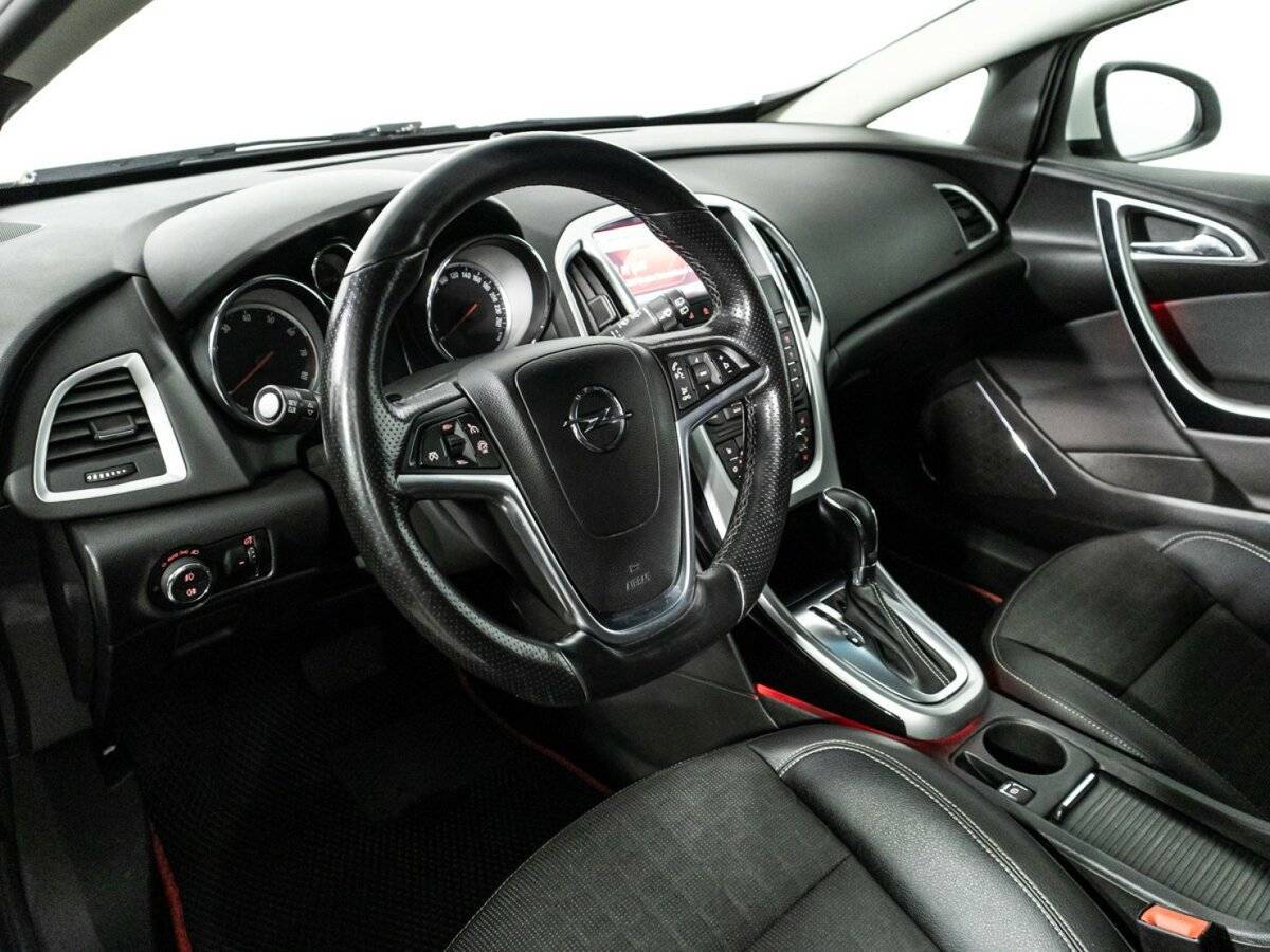 Opel Astra с пробегом — 2013 год. Фото: #10