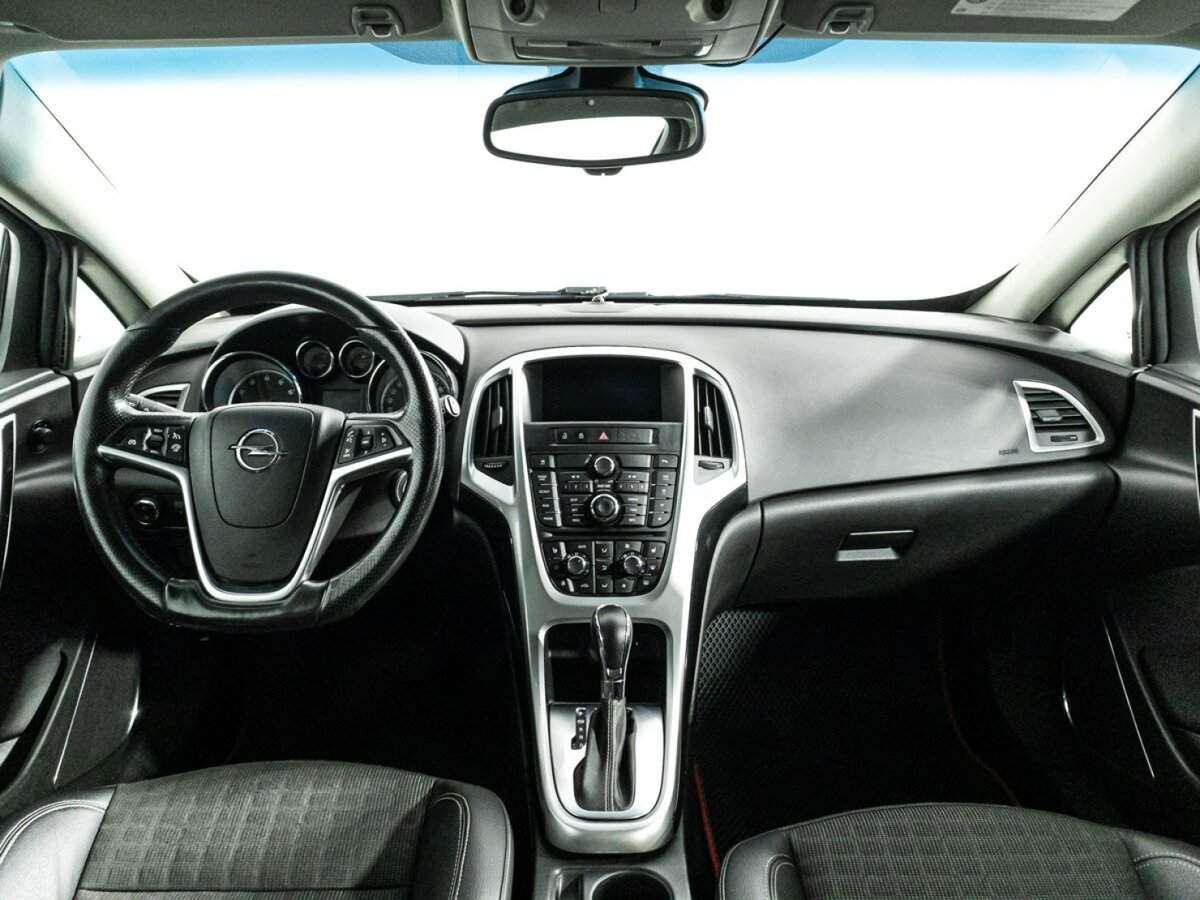 Opel Astra с пробегом — 2013 год. Фото: #12