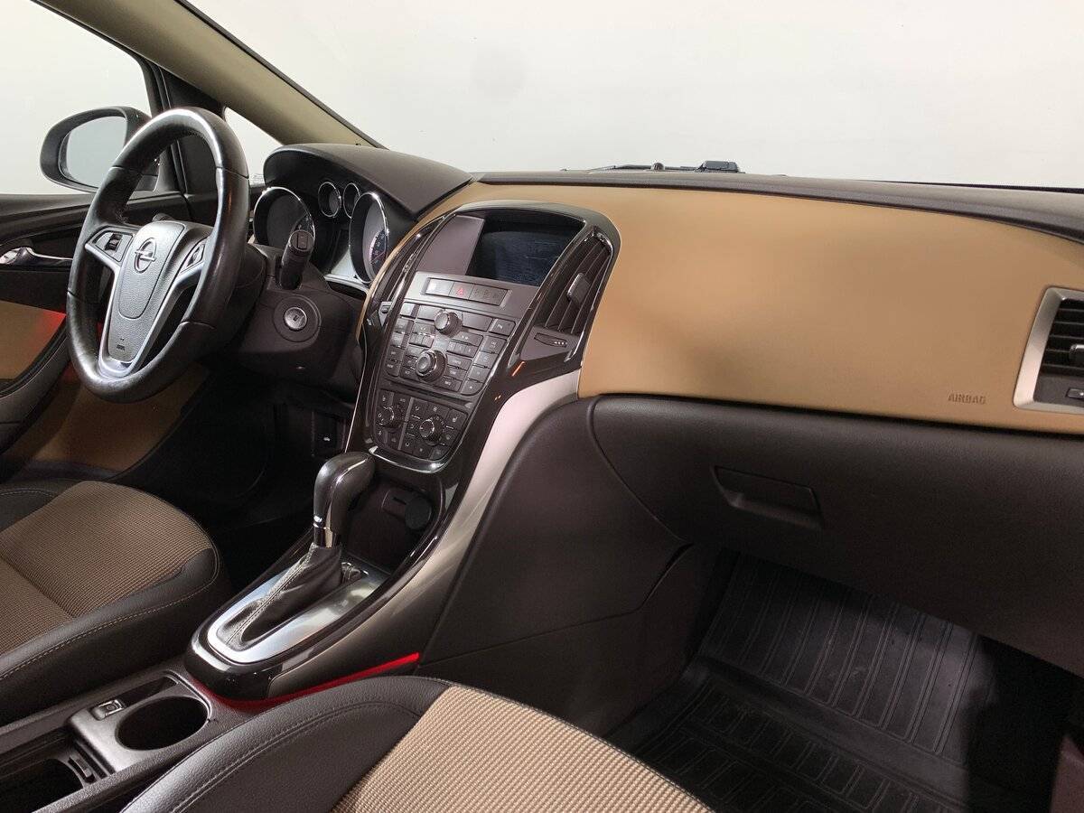 Opel Astra с пробегом — 2013 год. Фото: #11