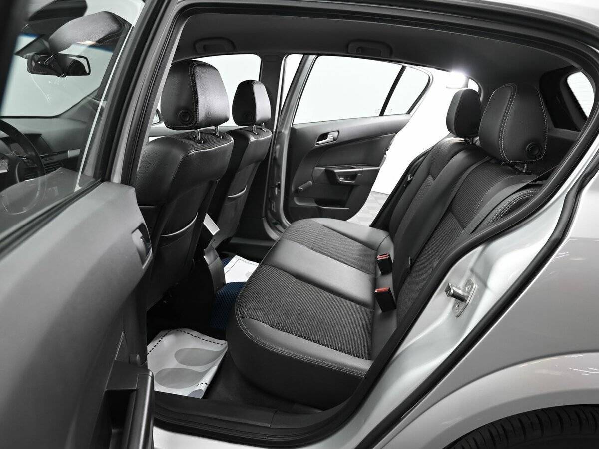 Opel Astra с пробегом — 2012 год. Фото: #12