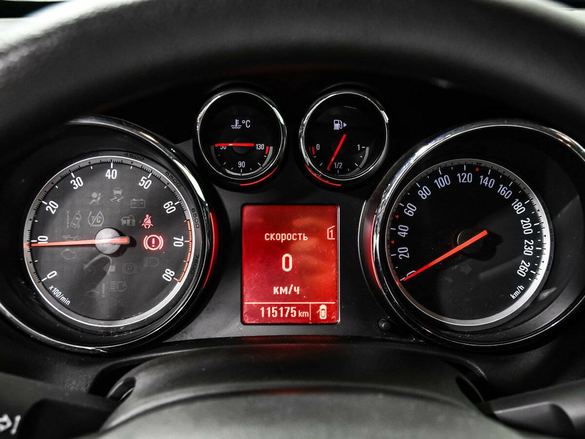 Opel Astra с пробегом — 2013 год. Фото: #9