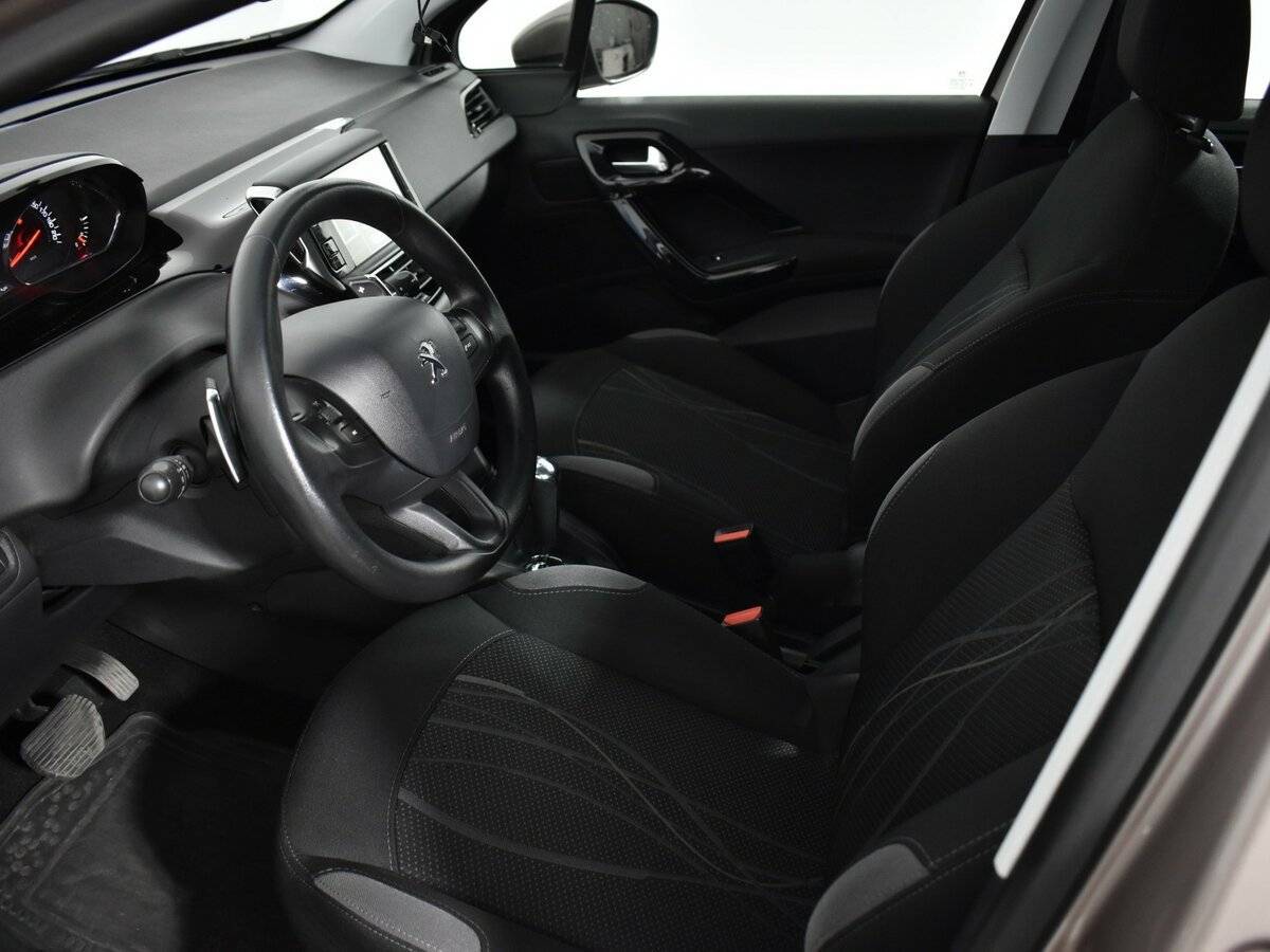 Peugeot 208 с пробегом — 2014 год. Фото: #8