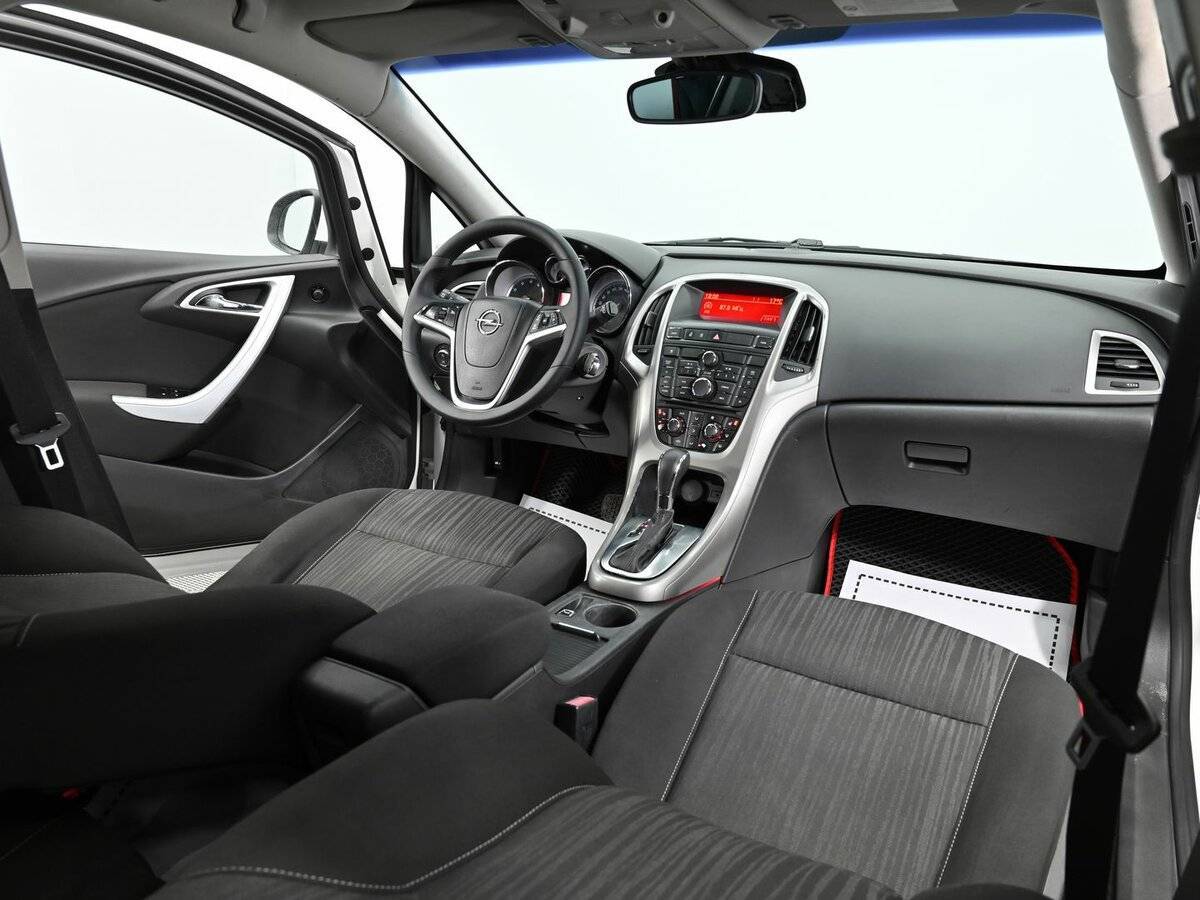 Opel Astra с пробегом — 2012 год. Фото: #11