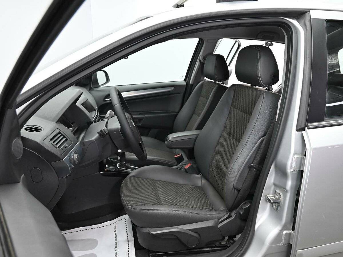 Opel Astra с пробегом — 2012 год. Фото: #4