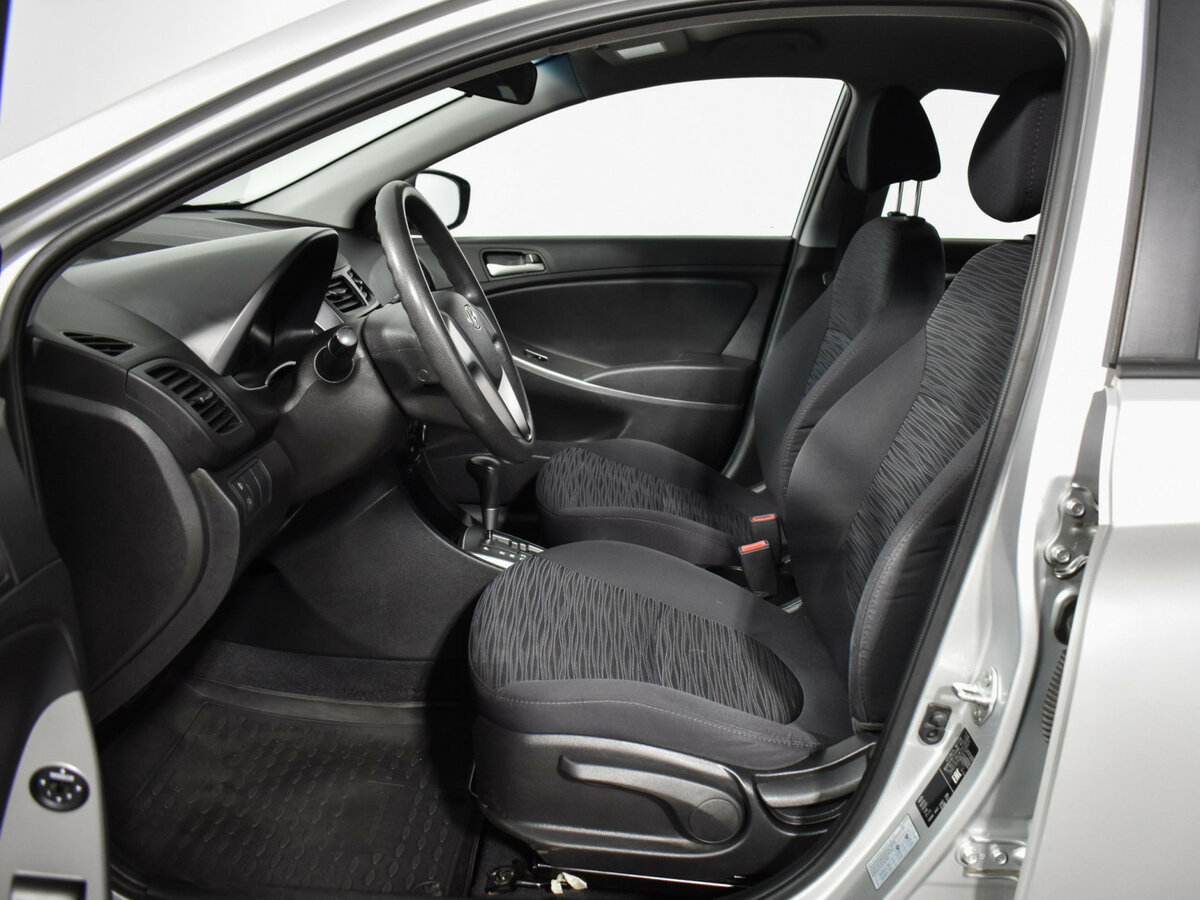 Hyundai Solaris с пробегом — 2015 год. Фото: #9