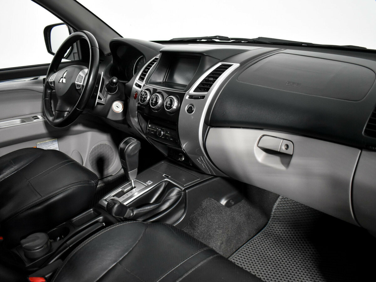 Mitsubishi Pajero Sport с пробегом — 2013 год. Фото: #10