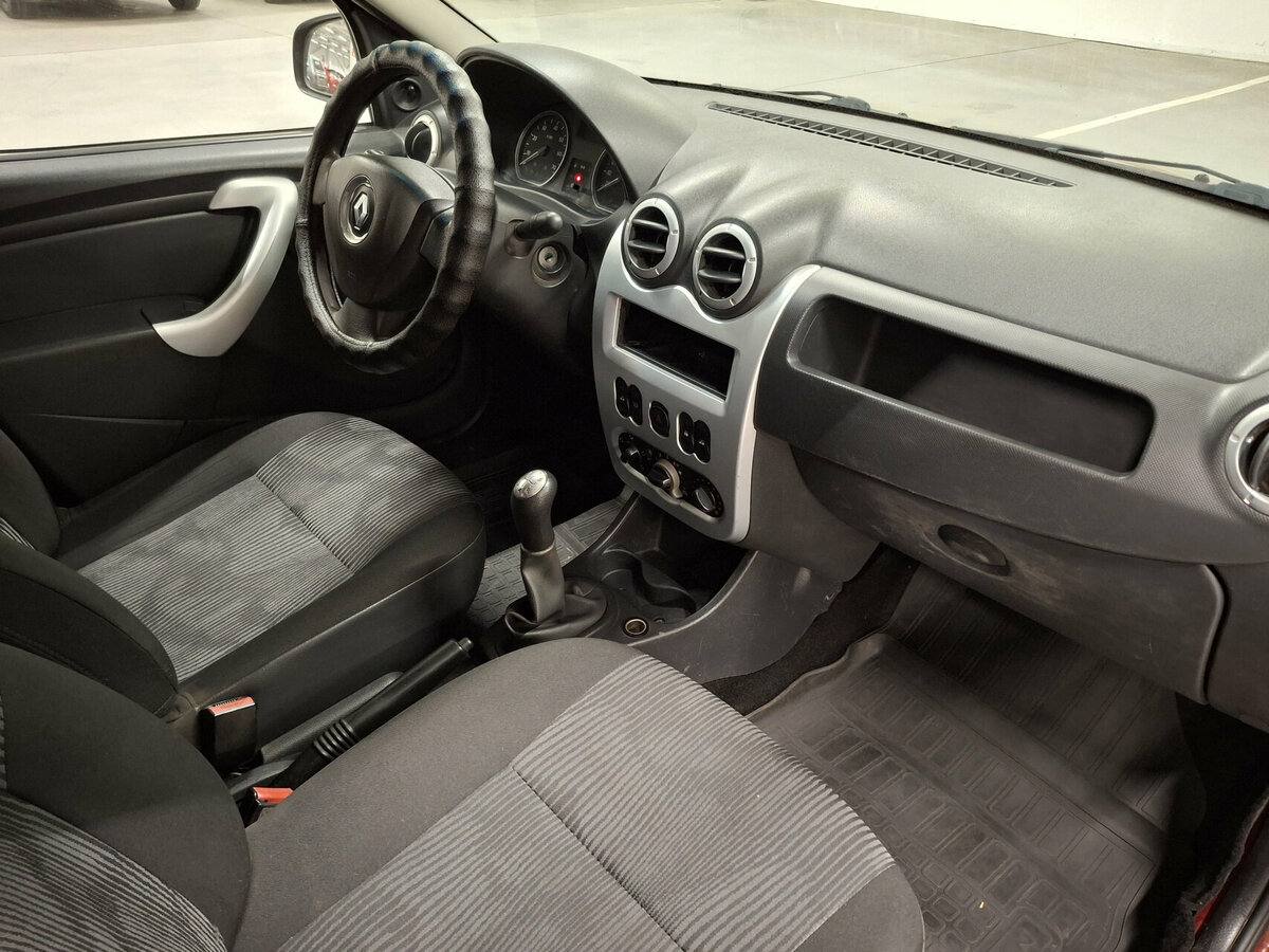 Renault Logan с пробегом — 2012 год. Фото: #10
